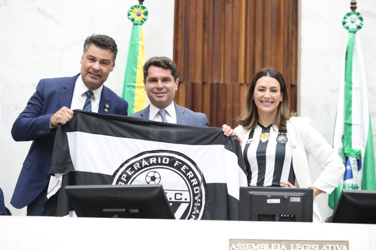 Mabel, Rangel e Curi homenageiam Operário pela conquista do Campeonato Paranaense 2025, na Assembleia