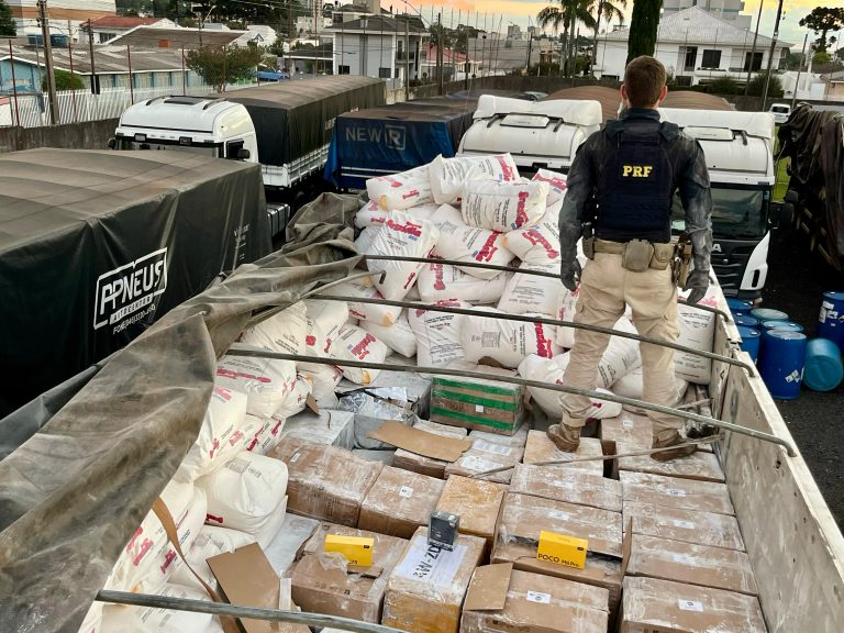 PRF apreende carga de cigarros eletrônicos e celulares em Guarapuava (PR)